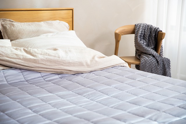 Få mere plads og orden i soveværelset med et sengebord med skuffe